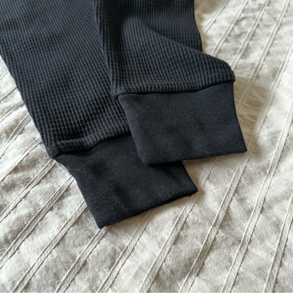 TNA (Aritzia) Waffle mock neck cropped long sleeve - Picture 2 of 6